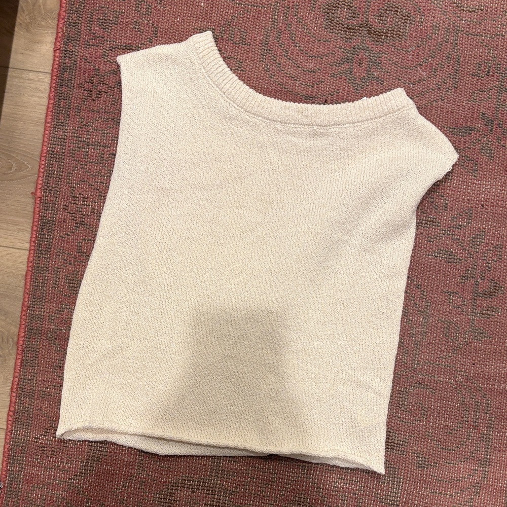 Chic Beige Sleeveless Knit Top